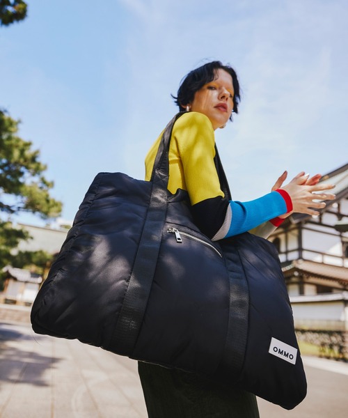OMMO(オーエムエムオー)の「PADDED NYLON 2WAY WIDE TOTE(トートバッグ・レディース・ブラック/カーキ・F)」の5枚目の写真