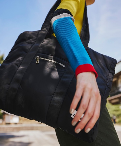 OMMO(オーエムエムオー)の「PADDED NYLON 2WAY WIDE TOTE(トートバッグ・レディース・ブラック/カーキ・F)」の6枚目の写真
