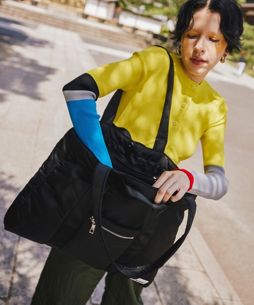 OMMO(オーエムエムオー)の「PADDED NYLON 2WAY WIDE TOTE(トートバッグ・レディース・ブラック/カーキ・F)」の7枚目の写真