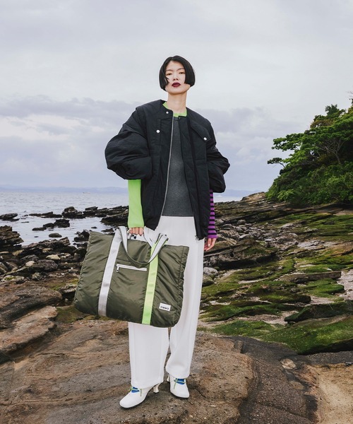 OMMO(オーエムエムオー)の「PADDED NYLON 2WAY WIDE TOTE(トートバッグ・レディース・ブラック/カーキ・F)」の8枚目の写真