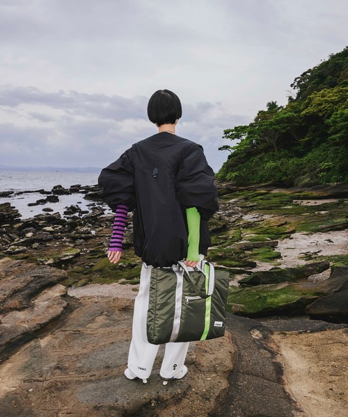 OMMO(オーエムエムオー)の「PADDED NYLON 2WAY WIDE TOTE(トートバッグ・レディース・ブラック/カーキ・F)」の9枚目の写真