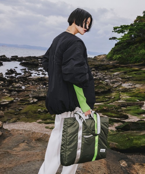 OMMO(オーエムエムオー)の「PADDED NYLON 2WAY WIDE TOTE(トートバッグ・レディース・ブラック/カーキ・F)」の10枚目の写真