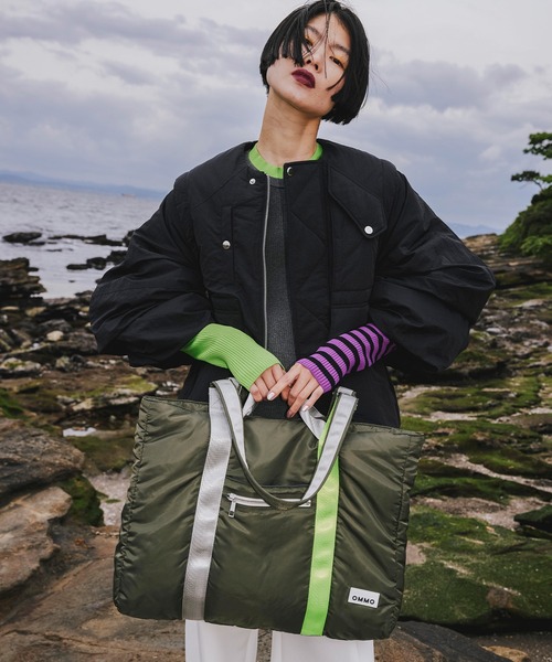 OMMO(オーエムエムオー)の「PADDED NYLON 2WAY WIDE TOTE(トートバッグ・レディース・ブラック/カーキ・F)」の11枚目の写真