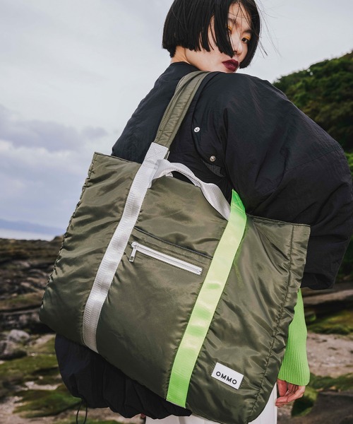 OMMO(オーエムエムオー)の「PADDED NYLON 2WAY WIDE TOTE(トートバッグ・レディース・ブラック/カーキ・F)」の22枚目の写真