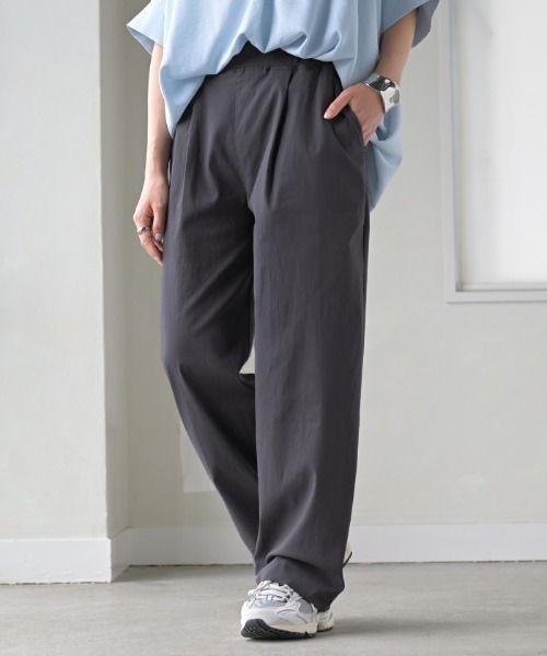 HUG.U(ハグユー)の「ストレッチタックストレートパンツ(その他パンツ・レディース・ブラック/カーキ/アッシュブラウン/ベージュ/ダークグレー・M(レギュラー丈)/L(レギュラー丈)/L(トール丈)/M(トール丈))」の2枚目の写真