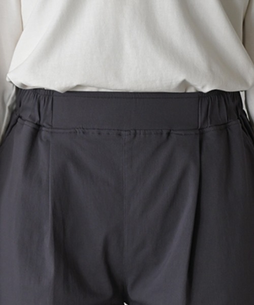 HUG.U(ハグユー)の「ストレッチタックストレートパンツ(その他パンツ・レディース・ブラック/カーキ/アッシュブラウン/ベージュ/ダークグレー・M(レギュラー丈)/L(レギュラー丈)/L(トール丈)/M(トール丈))」の9枚目の写真