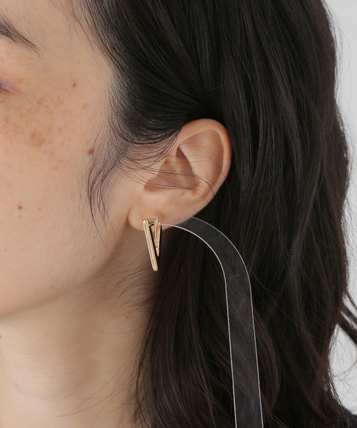 SLOBE IENA（スローブイエナ）の「Theia Jewelry/テイア ジュエリー トライアングルピアス 71043E0028（ピアス（両耳用）・レディース・ゴールド・FREE）」の2枚目の写真