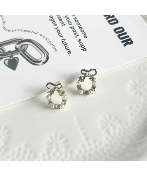 tone(トーン)の「【88eighty-eight】シンプルリボンリースゴールドピアス【import】(MA)(ピアス(両耳用)・レディース・ゴールド・FREE)」の1枚目の写真