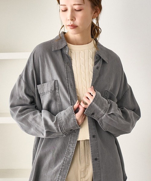 ROPE' PICNIC（ロペピクニック）の「シャンブレーデニム調シャツ（シャツ/ブラウス・レディース・チャコールグレー/ネイビー/サックスブルー・38）」の2枚目の写真