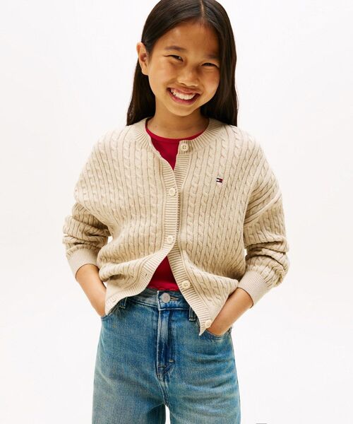 TOMMY HILFIGER（トミーヒルフィガー）の「GIRLS ケーブルカーディガン（ニット/セーター・レディース・ベージュ/ブラック/マルチ・150cm/130cm/140cm/160cm）」の2枚目の写真