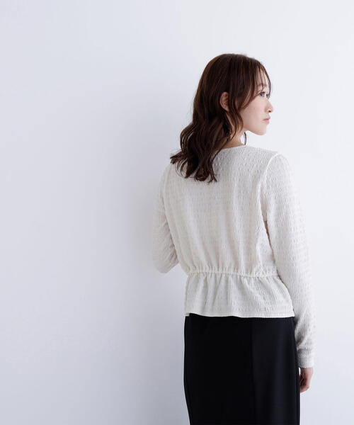 NATURAL BEAUTY BASIC（ナチュラルビューティーベーシック）の「◇シャーリングペプラムカットソー長袖（Tシャツ/カットソー・レディース・ダークブラウン/レッド/オフホワイト・FREE）」の4枚目の写真