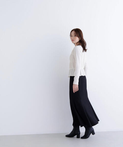 NATURAL BEAUTY BASIC（ナチュラルビューティーベーシック）の「◇シャーリングペプラムカットソー長袖（Tシャツ/カットソー・レディース・ダークブラウン/レッド/オフホワイト・FREE）」の5枚目の写真