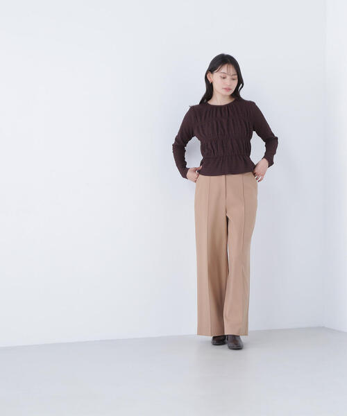 NATURAL BEAUTY BASIC（ナチュラルビューティーベーシック）の「◇シャーリングペプラムカットソー長袖（Tシャツ/カットソー・レディース・ダークブラウン/レッド/オフホワイト・FREE）」の8枚目の写真