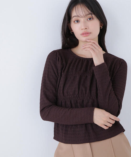 NATURAL BEAUTY BASIC（ナチュラルビューティーベーシック）の「◇シャーリングペプラムカットソー長袖（Tシャツ/カットソー・レディース・ダークブラウン/レッド/オフホワイト・FREE）」の9枚目の写真