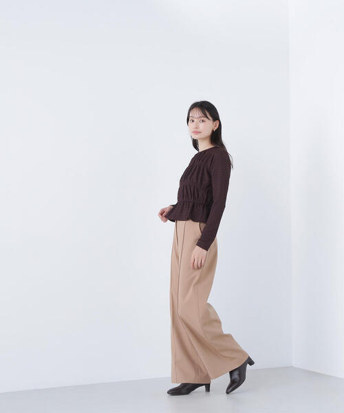 NATURAL BEAUTY BASIC（ナチュラルビューティーベーシック）の「◇シャーリングペプラムカットソー長袖（Tシャツ/カットソー・レディース・ダークブラウン/レッド/オフホワイト・FREE）」の16枚目の写真
