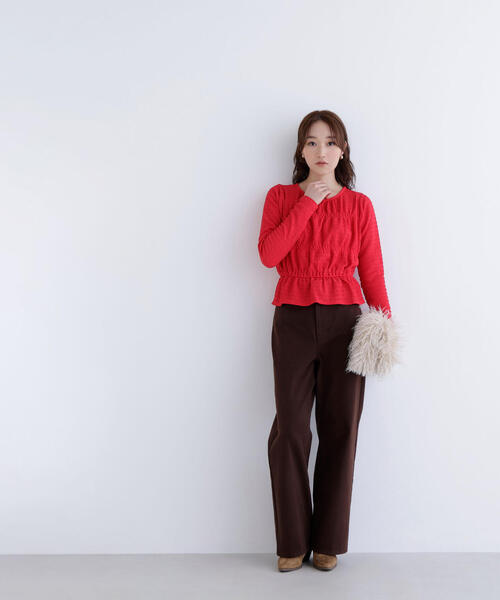 NATURAL BEAUTY BASIC（ナチュラルビューティーベーシック）の「◇シャーリングペプラムカットソー長袖（Tシャツ/カットソー・レディース・ダークブラウン/レッド/オフホワイト・FREE）」の9枚目の写真