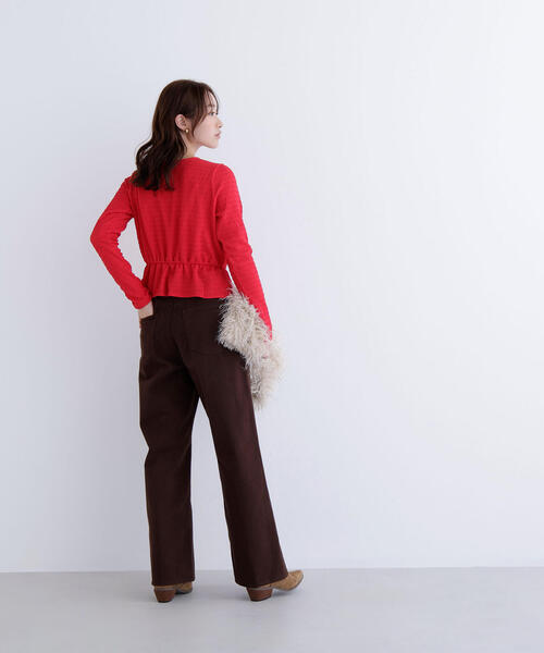 NATURAL BEAUTY BASIC（ナチュラルビューティーベーシック）の「◇シャーリングペプラムカットソー長袖（Tシャツ/カットソー・レディース・ダークブラウン/レッド/オフホワイト・FREE）」の7枚目の写真