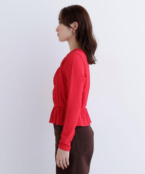 NATURAL BEAUTY BASIC（ナチュラルビューティーベーシック）の「◇シャーリングペプラムカットソー長袖（Tシャツ/カットソー・レディース・ダークブラウン/レッド/オフホワイト・FREE）」の6枚目の写真