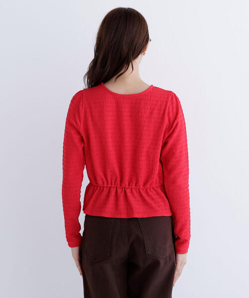 NATURAL BEAUTY BASIC（ナチュラルビューティーベーシック）の「◇シャーリングペプラムカットソー長袖（Tシャツ/カットソー・レディース・ダークブラウン/レッド/オフホワイト・FREE）」の5枚目の写真