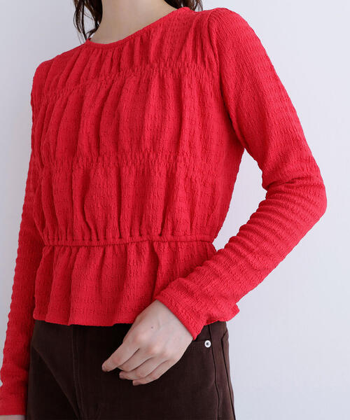 NATURAL BEAUTY BASIC（ナチュラルビューティーベーシック）の「◇シャーリングペプラムカットソー長袖（Tシャツ/カットソー・レディース・ダークブラウン/レッド/オフホワイト・FREE）」の22枚目の写真