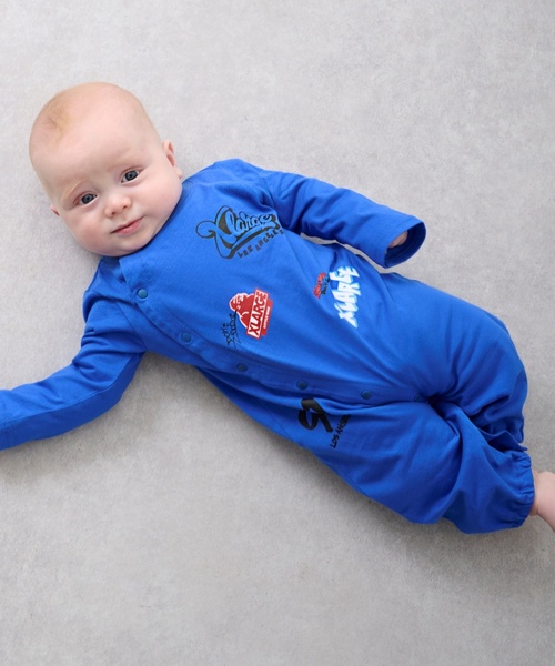 XLARGE KIDS（エクストララージキッズ）の「総柄グラフィティ長袖2WAYオール（ロンパース・キッズ・ブルー/ブラック/レッド・50-70cm）」の4枚目の写真