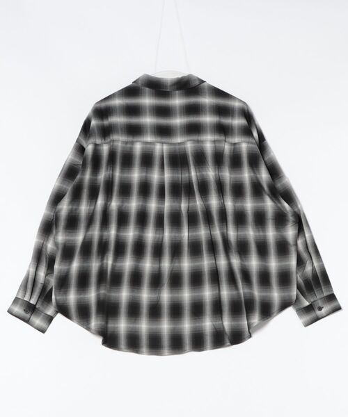 Right-on（ライトオン）の「【ヒップまでカバー】【HONEYSUCKLE ROSE】オンブレチェックシャツ (ゆったりシルエット/前後差丈)（シャツ/ブラウス・レディース・ブルー/ブラック/ブラウン・S/L/M）」の16枚目の写真