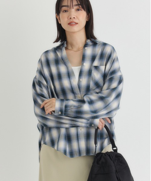 Right-on（ライトオン）の「【ヒップまでカバー】【HONEYSUCKLE ROSE】オンブレチェックシャツ (ゆったりシルエット/前後差丈)（シャツ/ブラウス・レディース・ブルー/ブラック/ブラウン・S/L/M）」の3枚目の写真
