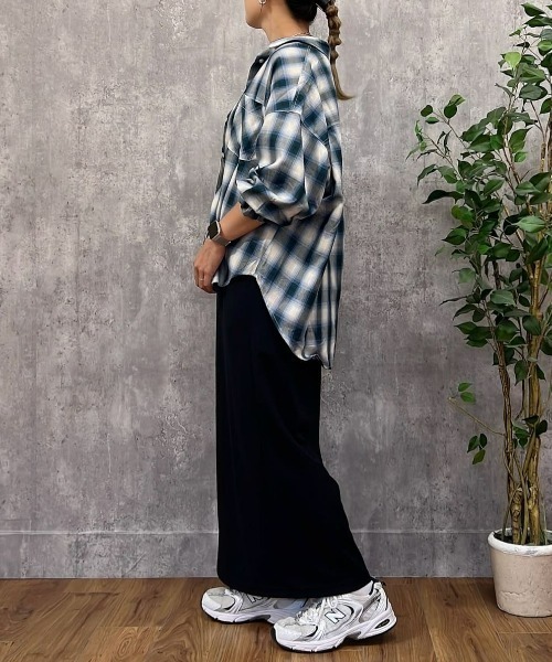 Right-on（ライトオン）の「【ヒップまでカバー】【HONEYSUCKLE ROSE】オンブレチェックシャツ (ゆったりシルエット/前後差丈)（シャツ/ブラウス・レディース・ブルー/ブラック/ブラウン・S/L/M）」の17枚目の写真