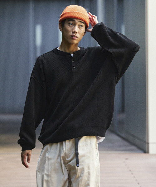 FREAK'S STORE(フリークスストア)の「限定展開 リラックスフィット 片畦リンキング ヘンリーネック ニット(ニット/セーター・メンズ・チャコールグレー/ブラック/ブラウン/レッド/グリーン・MEDIUM/LARGE)」の2枚目の写真