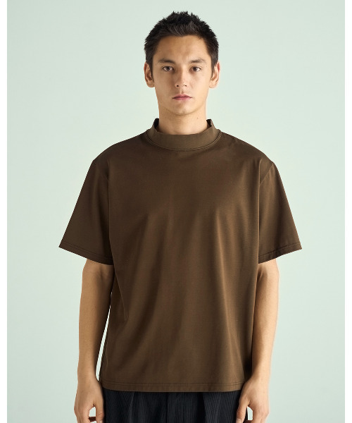 VICTIM（ヴィクティム）の「VICTIM ヴィクティム / MOCK NECK TEE モックネックTシャツ / VTM-25-CS-107（Tシャツ/カットソー・メンズ・ブラック/ホワイト/ブラウン・1/2/3）」の3枚目の写真