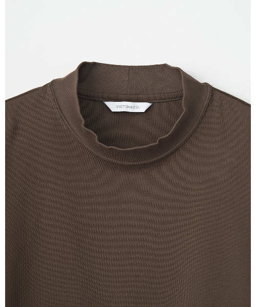 VICTIM（ヴィクティム）の「VICTIM ヴィクティム / MOCK NECK TEE モックネックTシャツ / VTM-25-CS-107（Tシャツ/カットソー・メンズ・ブラック/ホワイト/ブラウン・1/2/3）」の6枚目の写真