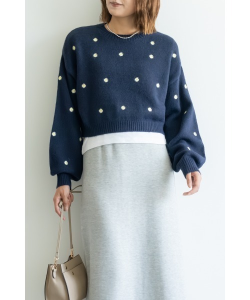 M.deux（エムドゥ）の「アルパカタッチフラワー刺繍プルオーバー（ニット/セーター・レディース・ネイビー/チャコールグレー・MEDIUM）」の4枚目の写真