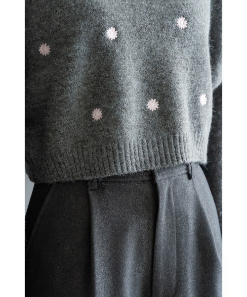 M.deux（エムドゥ）の「アルパカタッチフラワー刺繍プルオーバー（ニット/セーター・レディース・ネイビー/チャコールグレー・MEDIUM）」の13枚目の写真