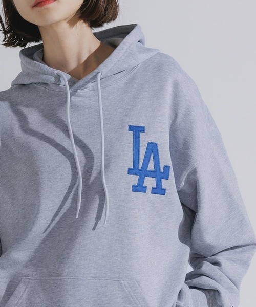 MLB(メジャーリーグベースボール)の「MLB/エムエルビー スタンダードエンブレムロゴ プルオーバーフーディー スウェット トレーナー(パーカー・メンズ・ブラウン/ネイビー/グレー・M/L/XL)」の2枚目の写真
