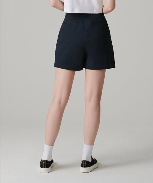 MUSINSA STANDARD WOMAN（ムシンサスタンダードウーマン）の「ウィメンズツーピンタックワイドチノショーツ[ネイビー]（その他パンツ・レディース・その他・24/25/26/27/28/29/30）」の2枚目の写真