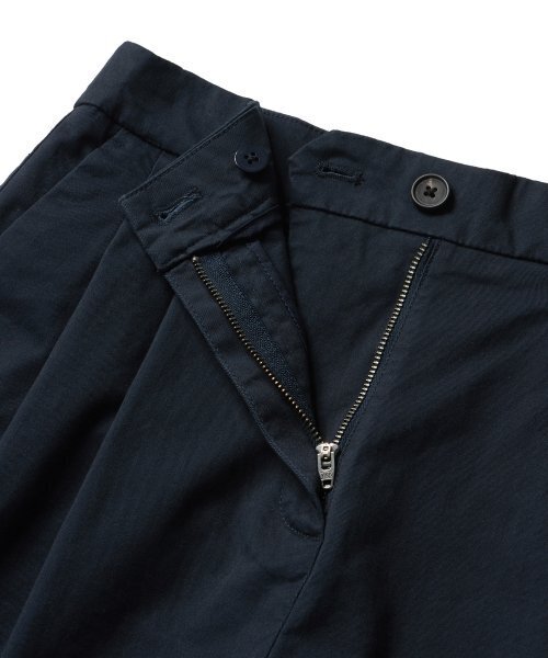 MUSINSA STANDARD WOMAN（ムシンサスタンダードウーマン）の「ウィメンズツーピンタックワイドチノショーツ[ネイビー]（その他パンツ・レディース・その他・24/25/26/27/28/29/30）」の3枚目の写真