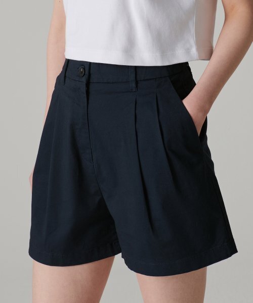 MUSINSA STANDARD WOMAN（ムシンサスタンダードウーマン）の「ウィメンズツーピンタックワイドチノショーツ[ネイビー]（その他パンツ・レディース・その他・24/25/26/27/28/29/30）」の4枚目の写真