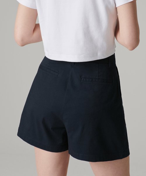 MUSINSA STANDARD WOMAN（ムシンサスタンダードウーマン）の「ウィメンズツーピンタックワイドチノショーツ[ネイビー]（その他パンツ・レディース・その他・24/25/26/27/28/29/30）」の5枚目の写真