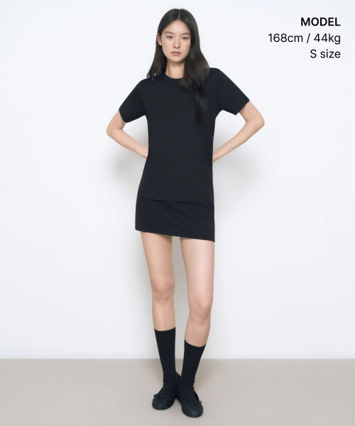 MUSINSA STANDARD WOMAN（ムシンサスタンダードウーマン）の「ウィメンズベーシッククルーネックTシャツ[ブラック]（Tシャツ/カットソー・レディース・その他・SMALL/MEDIUM/LARGE/X-LARGE/X-SMALL）」の2枚目の写真