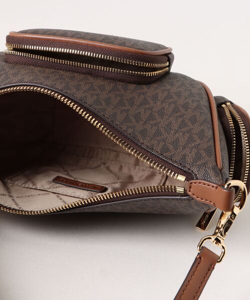 MICHAEL KORS(マイケルコース)の「MERRITT SM CONV PKT XBODY クロスボディ(ショルダーバッグ・レディース・ブラウン・FREE)」の4枚目の写真
