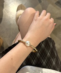 LAC-VERT（ラック・ヴェール）の「パール付きメタルラインバングル（バングル/リストバンド）」