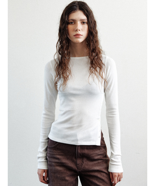 le(ル)の「side button long sleeves (ivory)(Tシャツ/カットソー・レディース・その他・FREE)」の1枚目の写真
