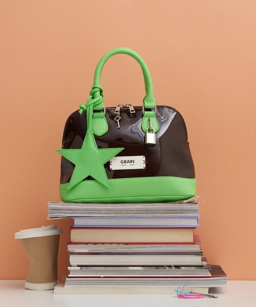 GRAIN(グレイン)の「【GRAIN/グレイン】スターチャームエナメルボストンバッグ(トートバッグ・レディース・ブラウン/ネイビー/イエロー・FREE)」の2枚目の写真