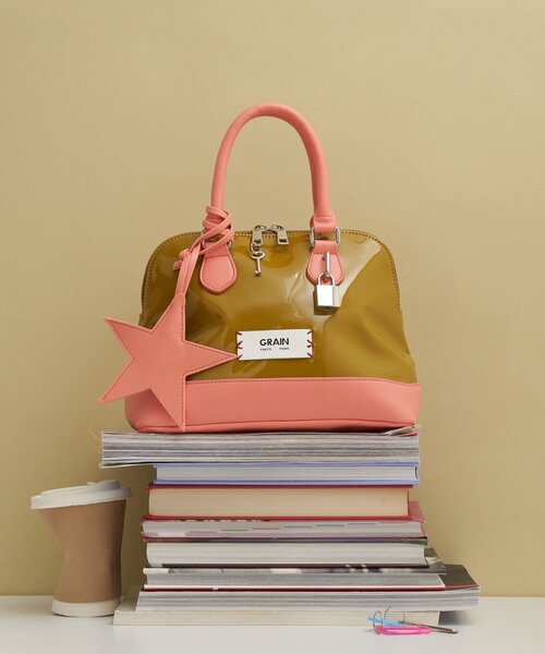 GRAIN(グレイン)の「【GRAIN/グレイン】スターチャームエナメルボストンバッグ(トートバッグ・レディース・ブラウン/ネイビー/イエロー・FREE)」の3枚目の写真