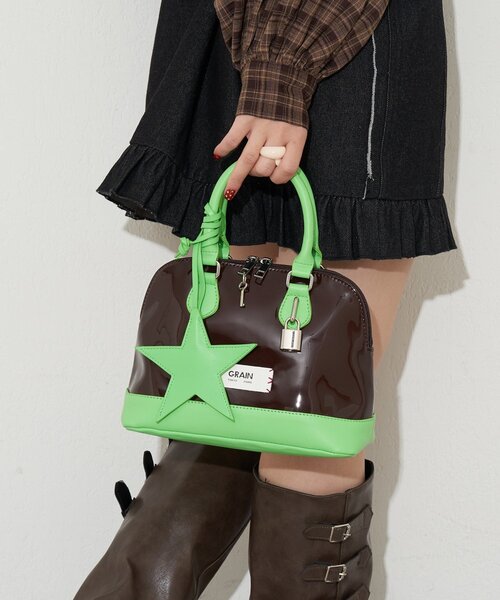 GRAIN(グレイン)の「【GRAIN/グレイン】スターチャームエナメルボストンバッグ(トートバッグ・レディース・ブラウン/ネイビー/イエロー・FREE)」の7枚目の写真