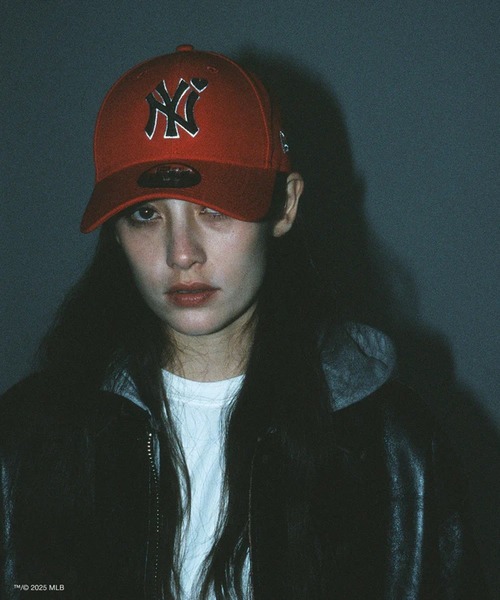 BASICKS(ベイシックス)の「【BASICKSx Newera】x Newera Yankees CapRED(キャップ・メンズ・レッド・FREE)」の1枚目の写真