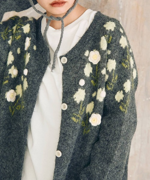 Crisp（クリスプ）の「フラワーモチーフオーバーニットカーディガン（カーディガン/ボレロ・レディース・ダークグレー/グレー・FREE）」の2枚目の写真