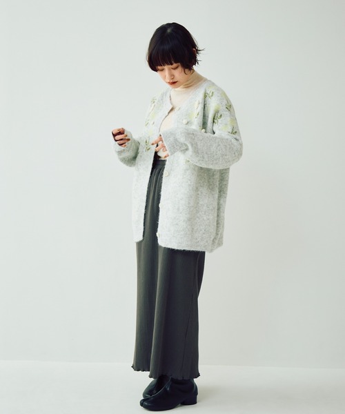 Crisp（クリスプ）の「フラワーモチーフオーバーニットカーディガン（カーディガン/ボレロ・レディース・ダークグレー/グレー・FREE）」の4枚目の写真