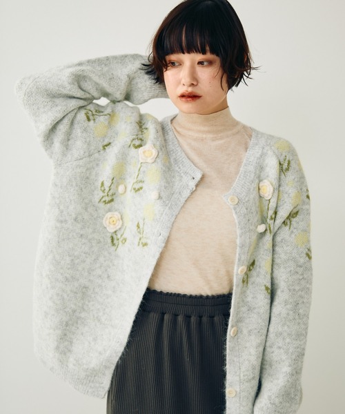 Crisp（クリスプ）の「フラワーモチーフオーバーニットカーディガン（カーディガン/ボレロ・レディース・ダークグレー/グレー・FREE）」の6枚目の写真