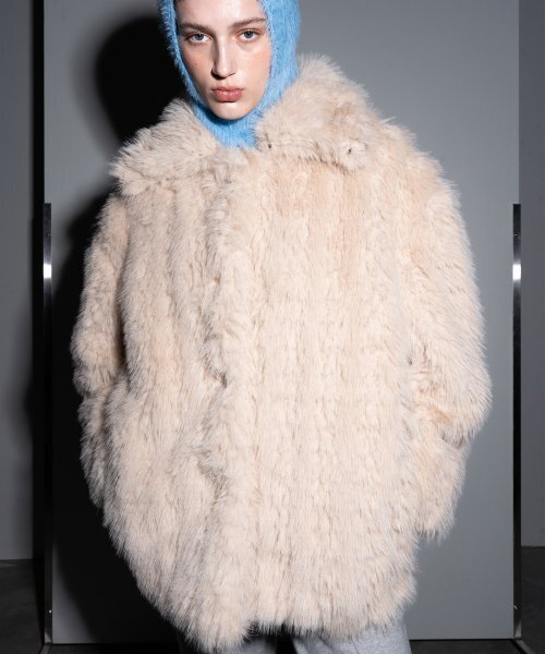 320SHOWROOM(320ショールーム)の「Fake Fur Neckline Hook 4 Button Jacket Beige(ムートンコート・レディース・その他・FREE)」の1枚目の写真